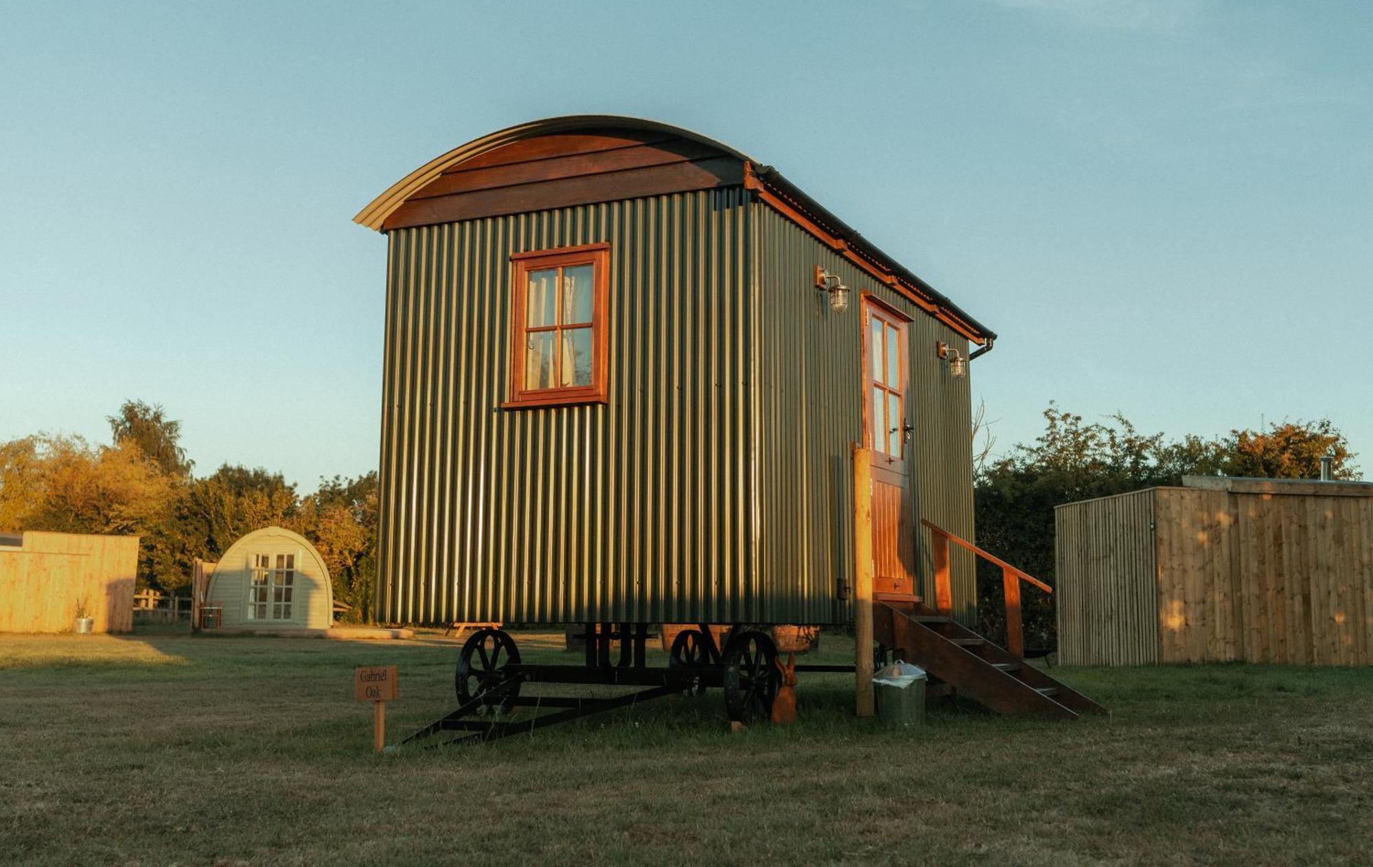 Glamping In Wiltshire In Our Luxury Shepherds Hut ชิปเพแนม ภายนอก รูปภาพ