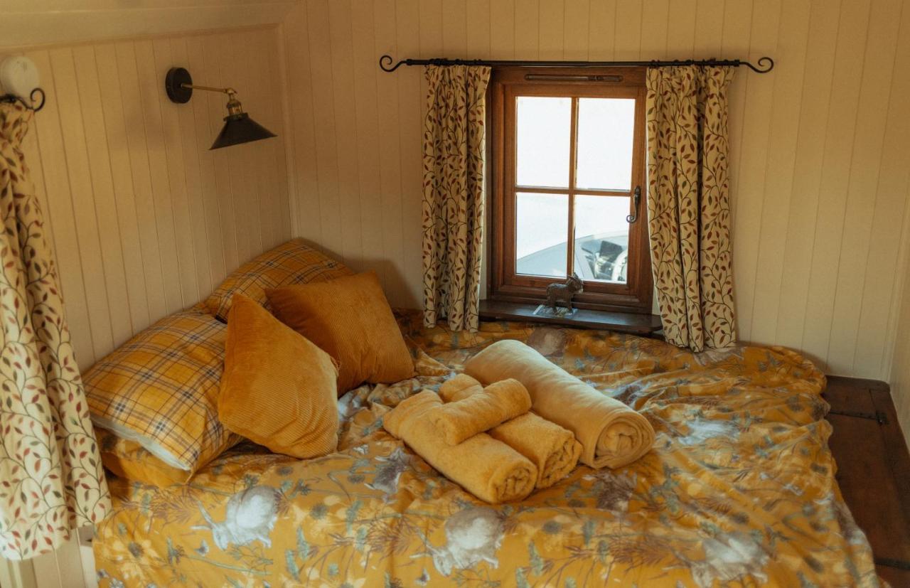 Glamping In Wiltshire In Our Luxury Shepherds Hut ชิปเพแนม ภายนอก รูปภาพ