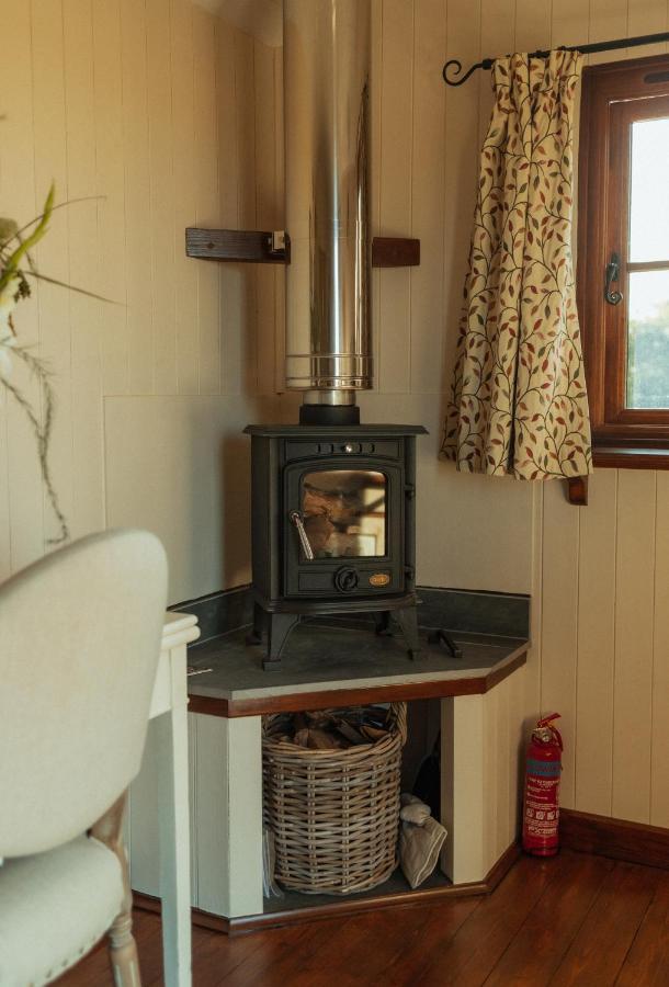 Glamping In Wiltshire In Our Luxury Shepherds Hut ชิปเพแนม ภายนอก รูปภาพ