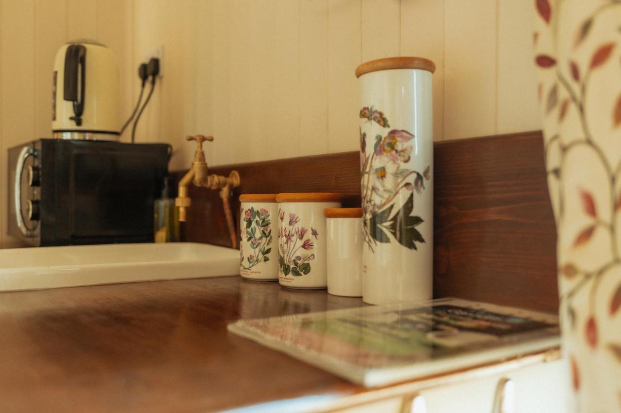 Glamping In Wiltshire In Our Luxury Shepherds Hut ชิปเพแนม ภายนอก รูปภาพ